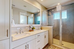 Hair dryer, towels - Gorgeous coastal townhome, private patio and shared pool (Rockport)