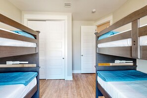 4 quartos, acesso à internet, roupa de cama