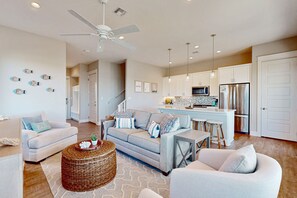 TV - Gorgeous coastal townhome, private patio and shared pool (Rockport)