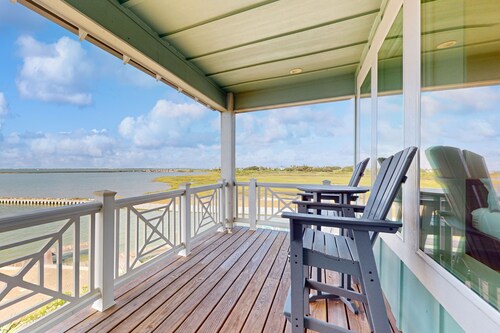 Gorgeous coastal townhome, private patio and shared pool