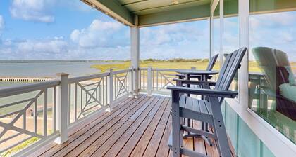 Gorgeous coastal townhome, private patio and shared pool