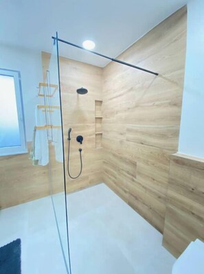 Dusche, Haartrockner, Handtücher, Seife