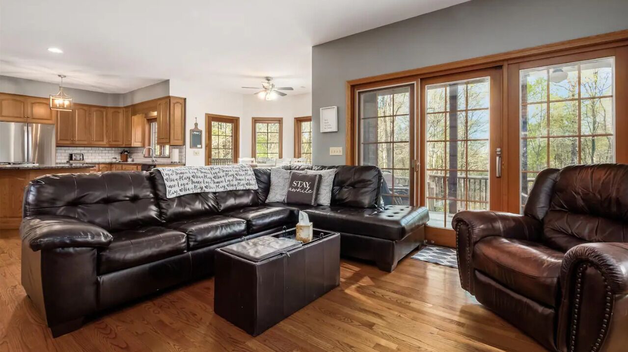 Smart TV, fireplace, DVD player, stereo