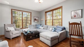 Smart TV, fireplace, DVD player, stereo - Welcome to our Secluded Retreat Home, near Salt Fork State Park, Cambridge, Ohio (Cambridge)