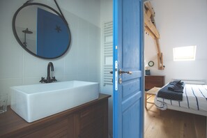 Classic Triple Room, Garden View | Bathroom | Hair dryer, towels, soap, shampoo - ESCALE DE GERBOLD (Gratot)