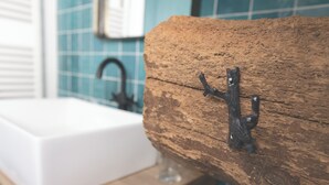 A rustic wooden wall with a metal hook. - ESCALE DE GERBOLD (Gratot)