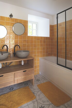 Classic dubbelrum - utsikt mot trädgården | Badrum | Hårtork, handdukar, tvål och schampo