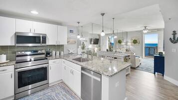 Kjøleskap, mikrobølgeovn, ovn og kokeplater