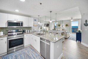 Refrigerador, microondas, horno, placa de cocina