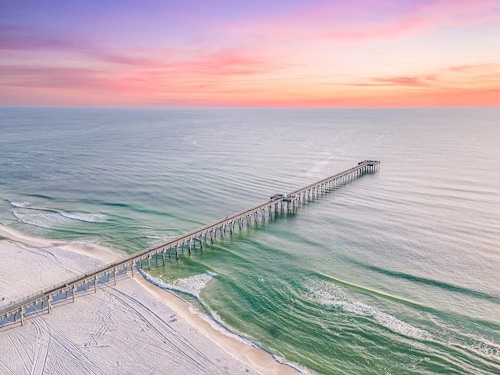 PCB condo with gulf views, HEATED pools, hot tub, tiki bar & more! small dog ok