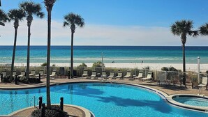 Ein Poolbereich mit Blick auf Strand und Meer.