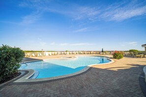 A heated pool - PCB condo with gulf views, HEATED pools, hot tub, tiki bar & more! small dog ok (Panama City Beach)
