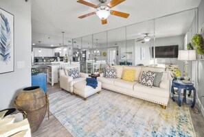 Smart TV - PCB condo with gulf views, HEATED pools, hot tub, tiki bar & more! small dog ok (Panama City Beach)