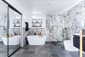 Hair dryer, towels, soap, shampoo - Charming 4-bedroom house with WiFi, AC in picturesque Mission Viejo (Mission Viejo)
