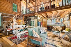 TV, fireplace, DVD player, books - This is the real Brown County Log Cabin experience. (Nashville)