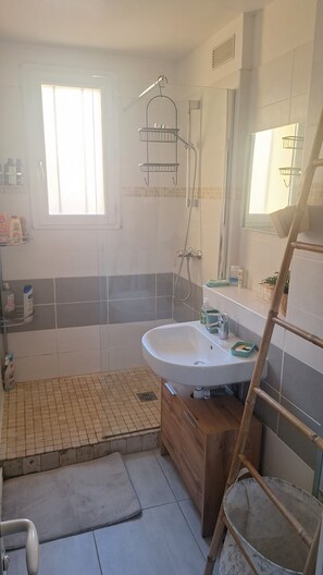 Shower, hair dryer, towels, soap - Central apartment with parking (Carcassonne)