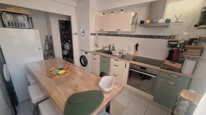 Fridge, microwave, oven, stovetop - Central apartment with parking  (Carcassonne)