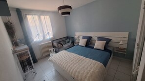 3 bedrooms, desk, travel crib, WiFi - Central apartment with parking  (Carcassonne)