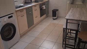 Køleskab, mikrobølgeovn, ovn, kogeplade