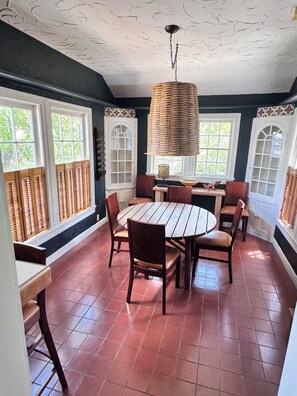 Dining - Charming 3-2 bedroom bungalow, WiFi, central AC, central Austin. Walkable! 


 (Austin)