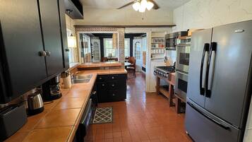 Geladeira, cooktop, lava-louças, cafeteira/chaleira