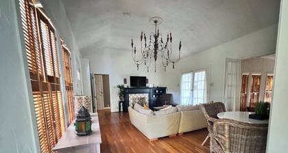 Charming 3-2 bedroom bungalow, WiFi, central AC, central Austin. Walkable!