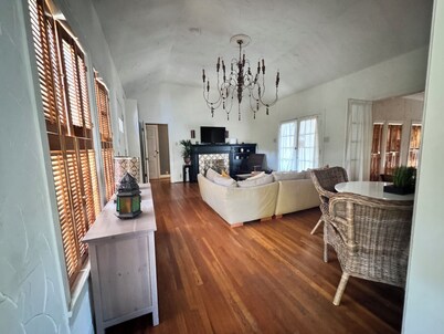 Charming 3-2 bedroom bungalow, WiFi, central AC, central Austin. Walkable! 


