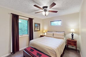 3 bedrooms, Internet, bed sheets - Mountain view home with large deck and wildlife viewing (Boone)