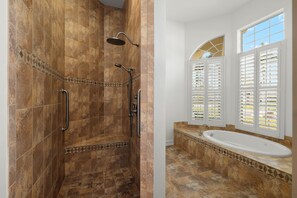 Dusche, Whirlpool, Haartrockner, Handtücher
