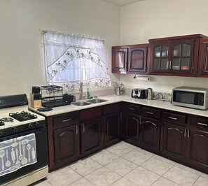 Four à micro-ondes, un four, surface de cuisson