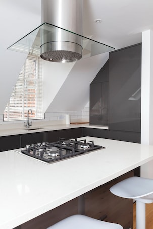 Refrigerador con freezer, microondas, horno, placa de cocina