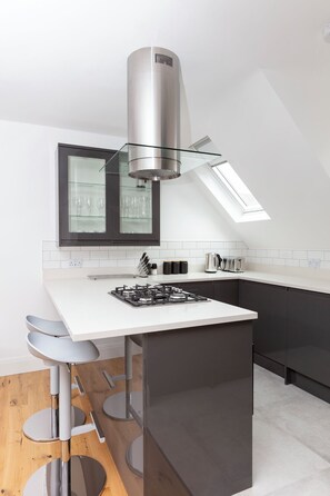 Departamento Deluxe | Cocina privada | Refrigerador con congelador, microondas, horno y parrilla de estufa 