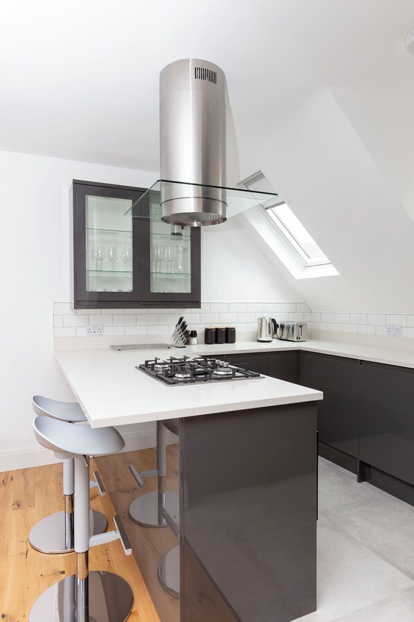 Appartement Deluxe | Cuisine privée | Réfrigérateur grande capacité avec congélateur, four à micro-ondes