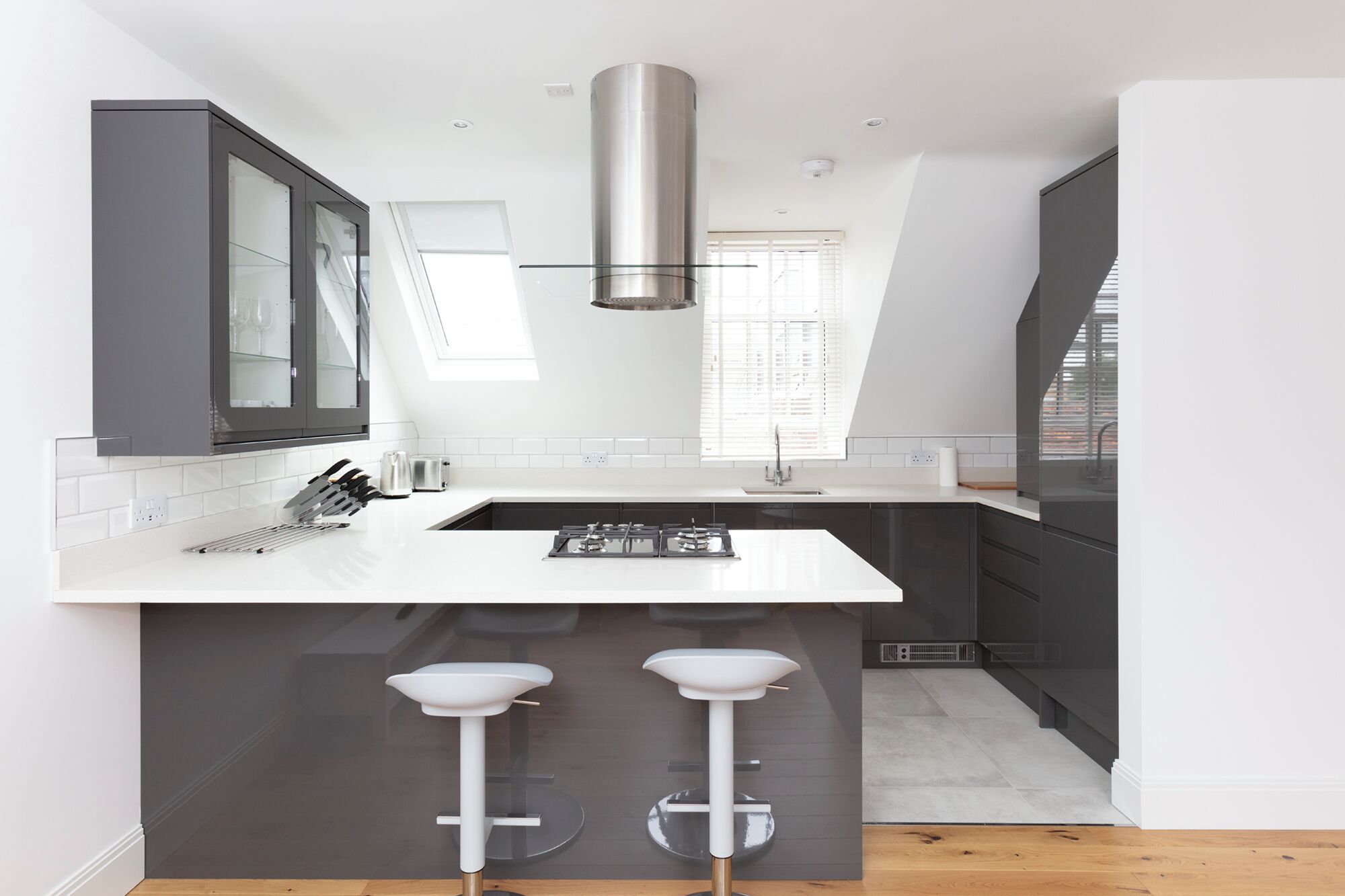 Refrigerador con freezer, microondas, horno, placa de cocina