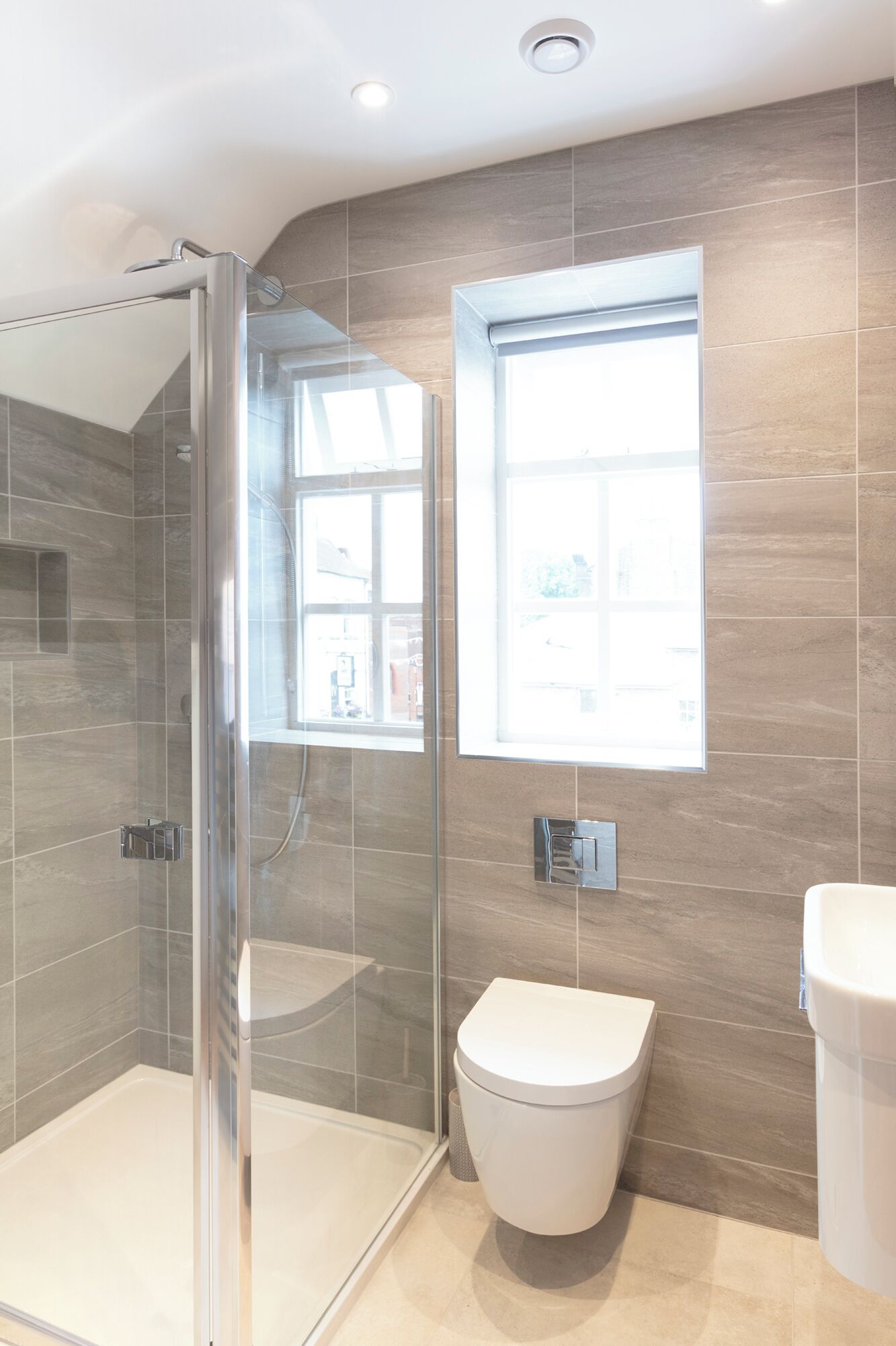 Deluxe Apartment | Bathroom | Shower, hair dryer, towels, soap