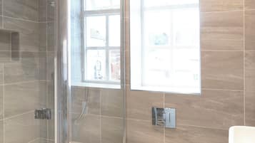 Deluxe Apartment | Bathroom | Shower, hair dryer, towels, soap