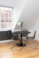 Deluxe Apartment | Dining room
