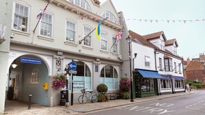 A building with a sign reading "Queen Elizabeth Arch" and a "One way" street sign. - Hampden Apartments - The William (Windsor)