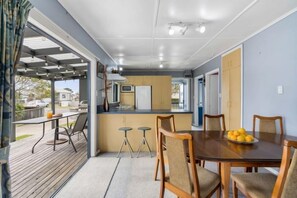 Outdoor dining - Holidays on Hampton - Whangamata (Whangamata)