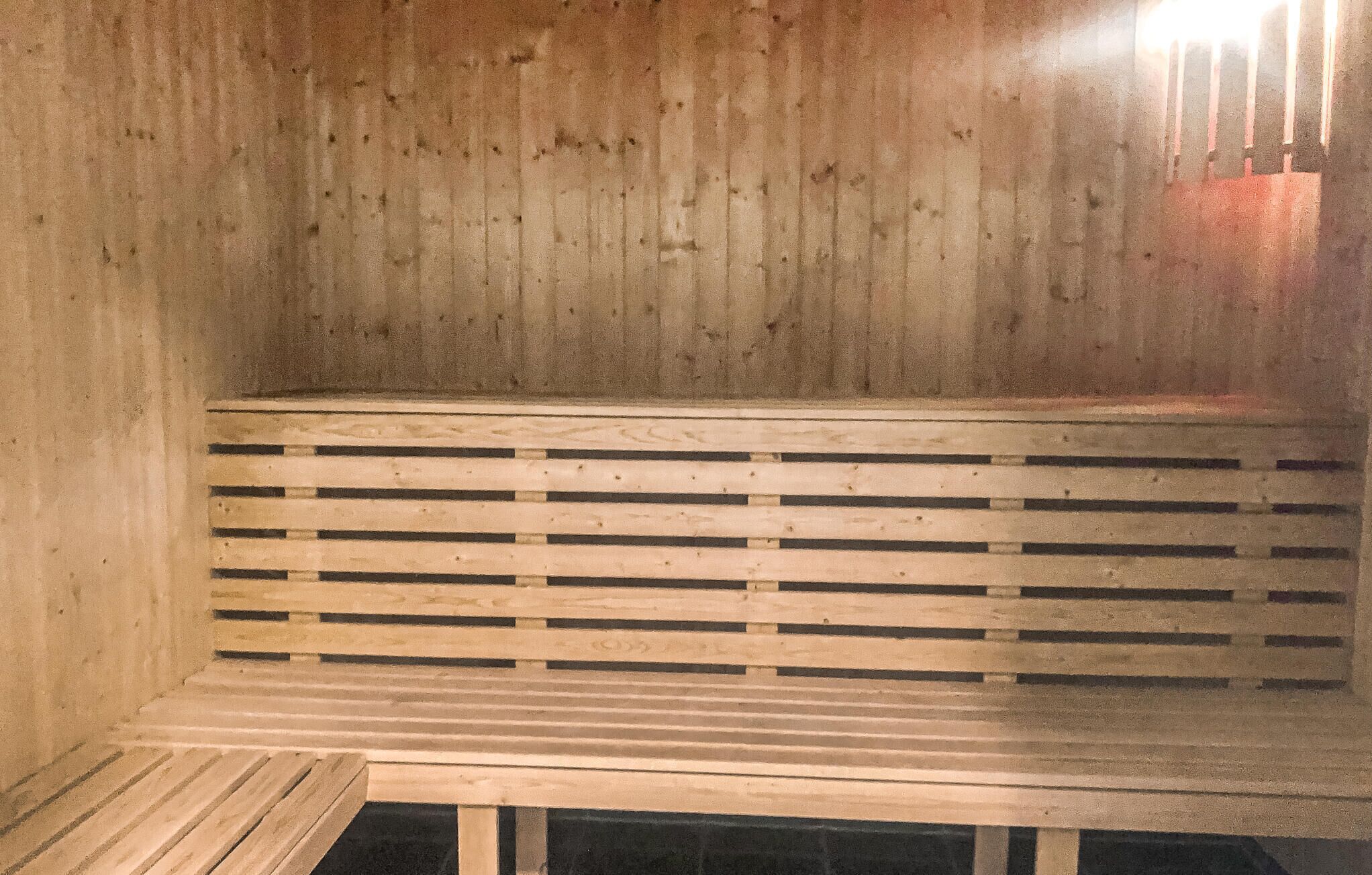 Una sauna amb una barra de fusta i encadrament de llistons.