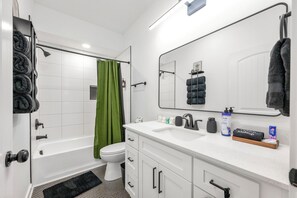 Sèche-cheveux, serviettes fournies, savon, shampoing