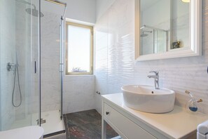 Sèche-cheveux, bidet, serviettes fournies, savon