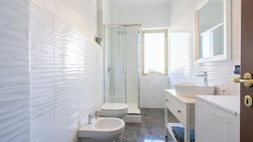 Haartrockner, Bidet, Handtücher, Seife