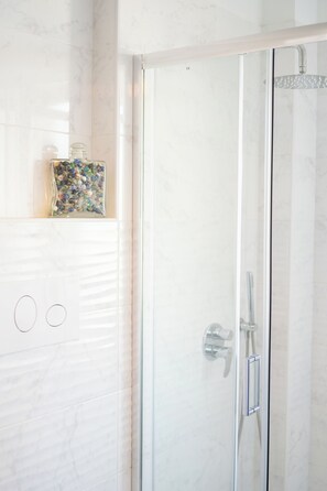 Sèche-cheveux, bidet, serviettes fournies, savon