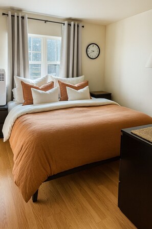 2 عدّة غرف نوم وخدمة الإنترنت وملاءات أسرّة