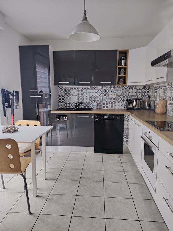 Fridge, microwave, oven, stovetop - Family apartment for a magical Christmas in Strasbourg and the Black Forest (Strasbourg)