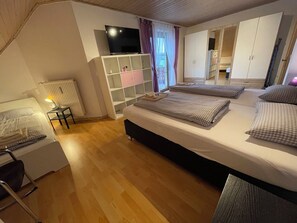 3 chambres, fer et planche à repasser, Wi-Fi, draps fournis