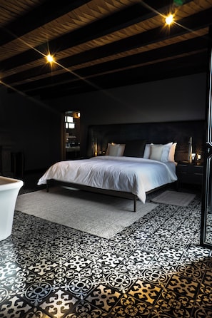 Habitación, balcón, vistas al patio | Ropa de cama de alta calidad, minibar, caja fuerte y cortinas opacas