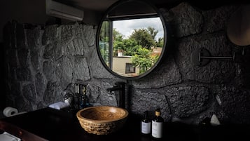 Habitación Deluxe | Baño | Artículos de higiene personal de diseño, secador de pelo y toallas