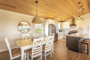 Dining - Good Vibes & Hi Tides • Gulf Views-Pet Friendly (St. George Island)
